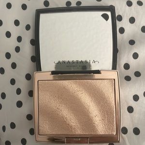 Anastasia Beverly Hills Amrezy highlight